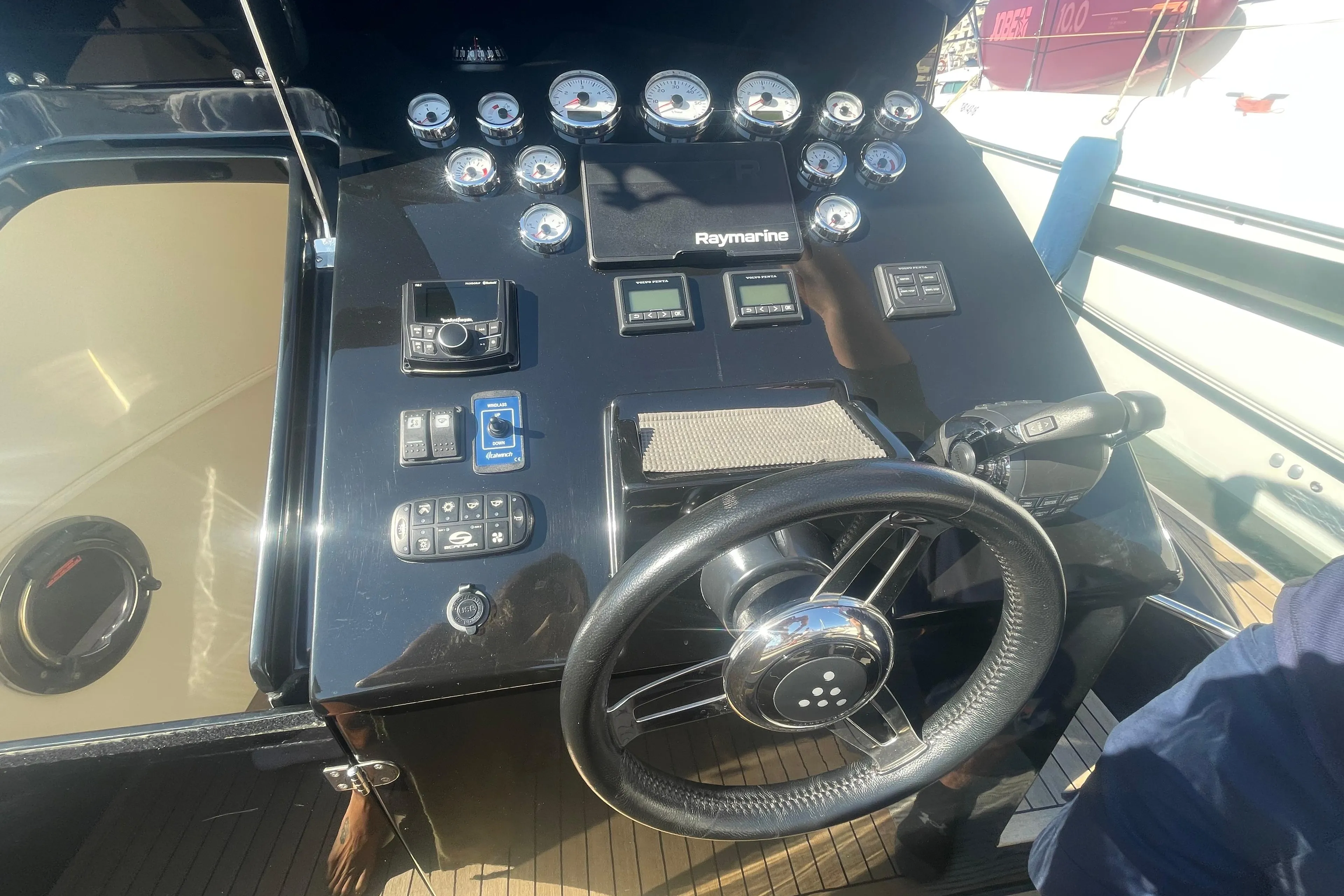 Boat control panel with steering wheel and gauges, Scanner Envy 950, 2021 model.