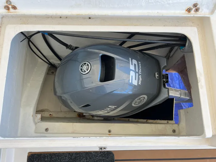Windsurfer Yacht Photos Pics Yamaha 25 High Thrust outboard motor in a 2022 Max Cruise 44SC boat compartment.