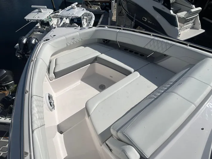  Yacht Photos Pics 2026 REGAL 33 SAV - Image 15