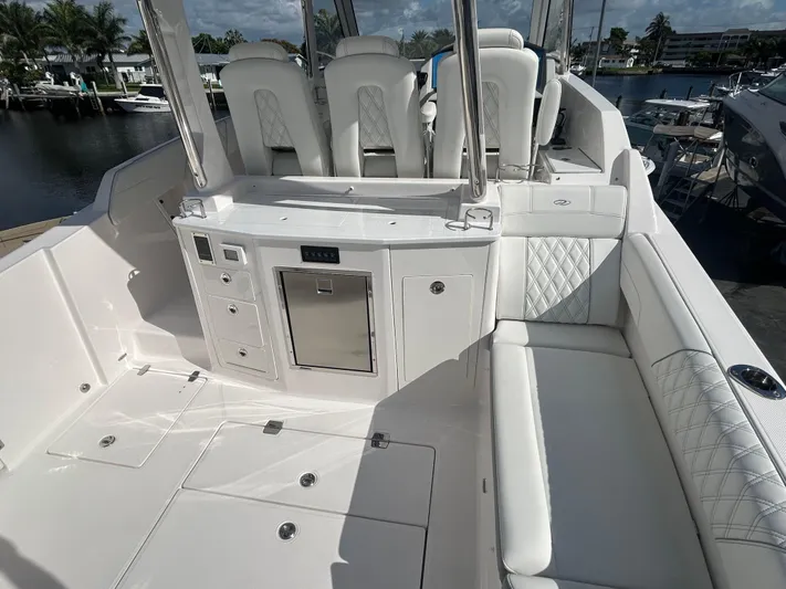 Yacht Photos Pics 2026 Regal 33 Sav - Image 3