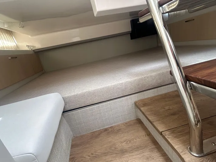  Yacht Photos Pics 2026 REGAL 33 SAV - Image 14