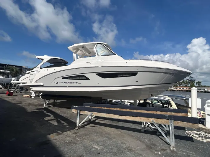  Yacht Photos Pics 2026 REGAL 33 SAV - Image 16