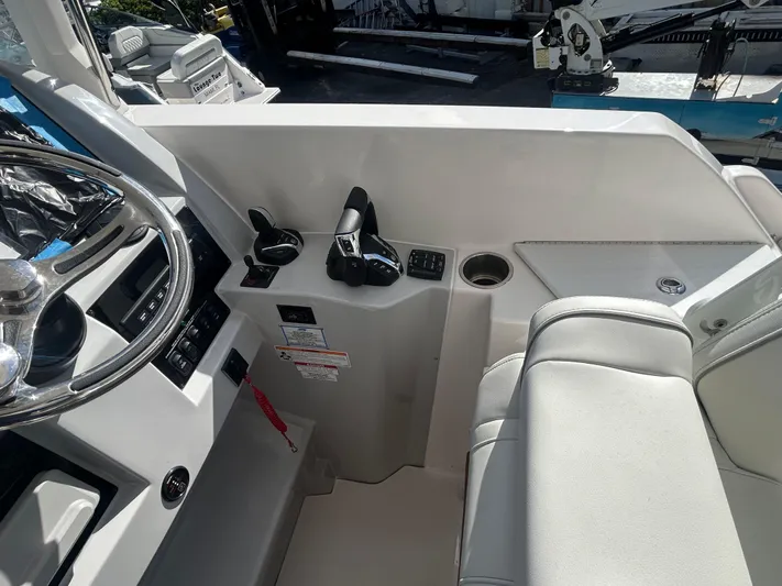  Yacht Photos Pics 2026 REGAL 33 SAV - Image 8