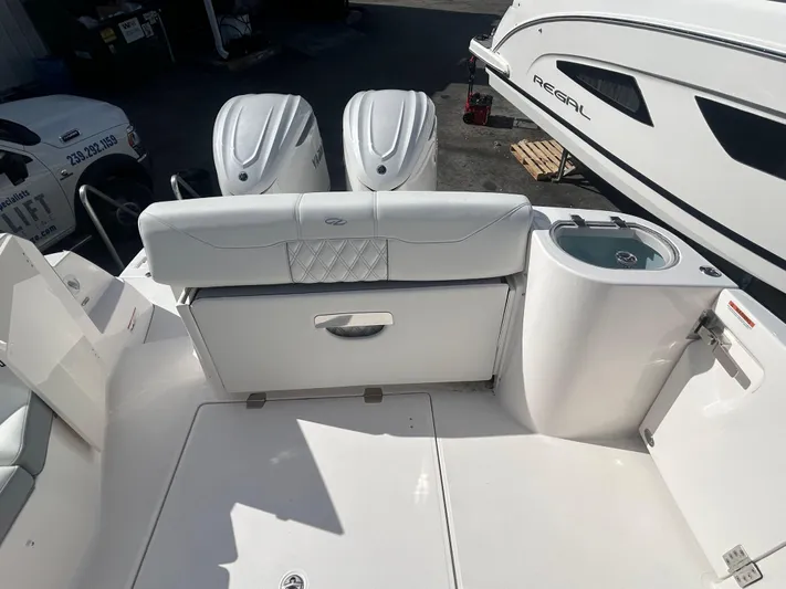  Yacht Photos Pics 2026 REGAL 33 SAV - Image 19