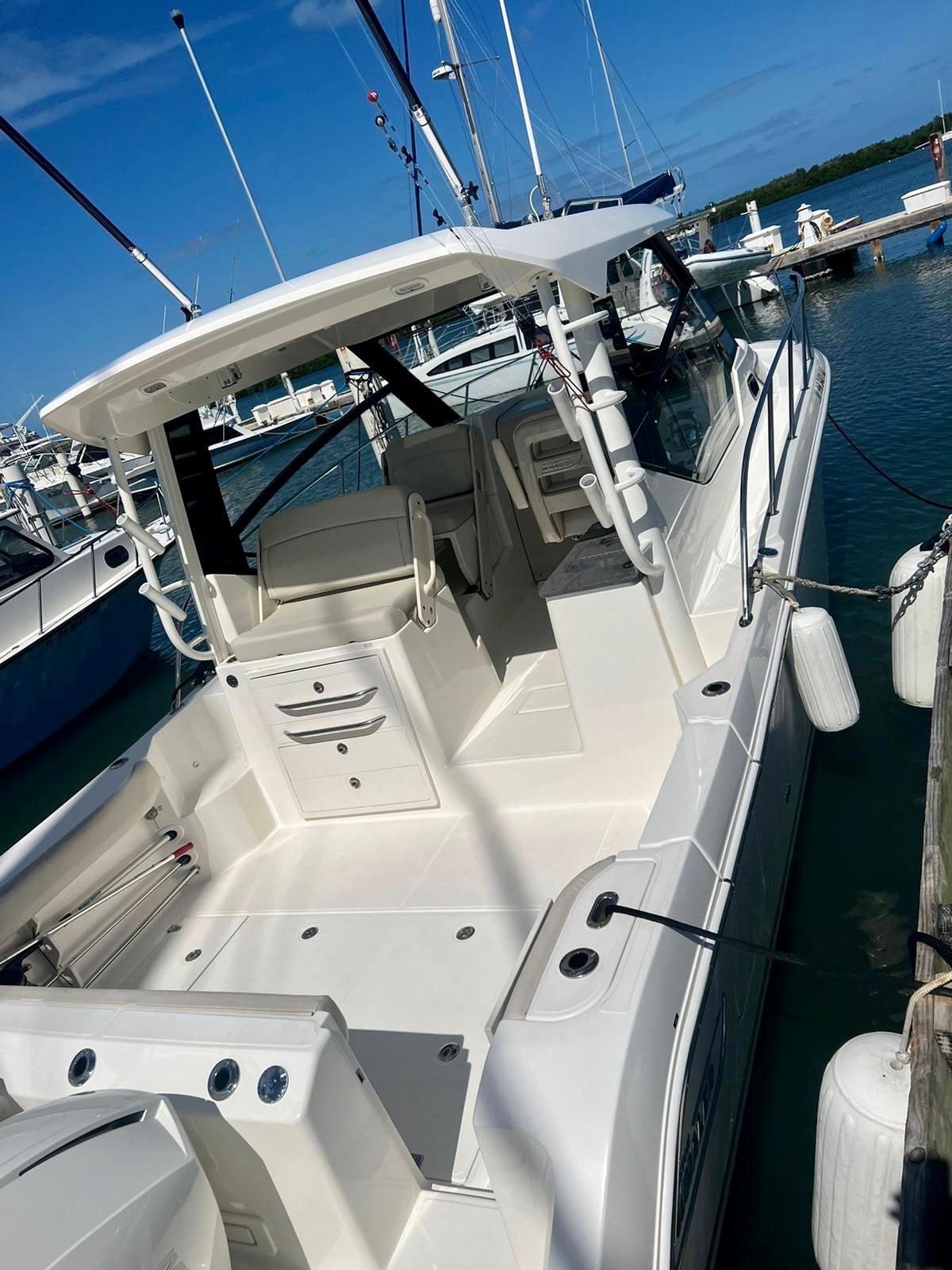 2021 Boston Whaler 325 Conquest Walkaround for sale - YachtWorld