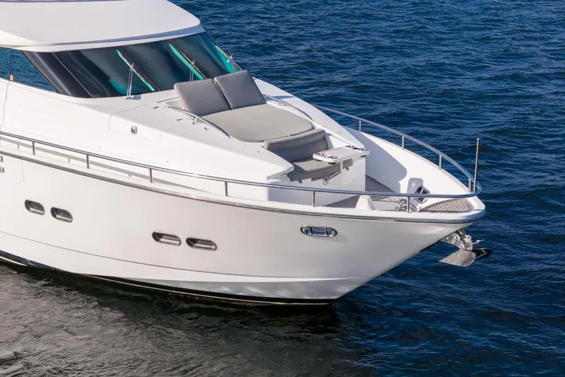 Wishlist Yacht Photos Pics Luxury Horizon 73 yacht from 2009 cruising on open water.