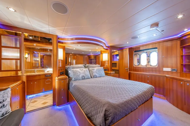 Wishlist Yacht Photos Pics Luxurious 2009 Horizon 73 yacht bedroom with elegant wood finish and ambient lighting.