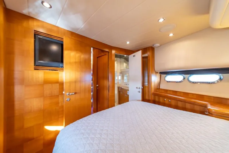 Wishlist Yacht Photos Pics Luxurious 2009 Horizon 73 yacht bedroom with wood paneling and porthole windows.
