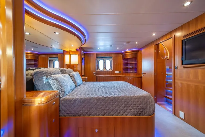 Wishlist Yacht Photos Pics Luxurious 2009 Horizon 73 yacht bedroom with elegant wood finish and ambient lighting.