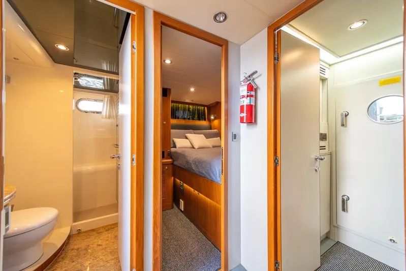 Wishlist Yacht Photos Pics Luxurious interior of 2009 Horizon 73 yacht featuring bedroom and bathroom.