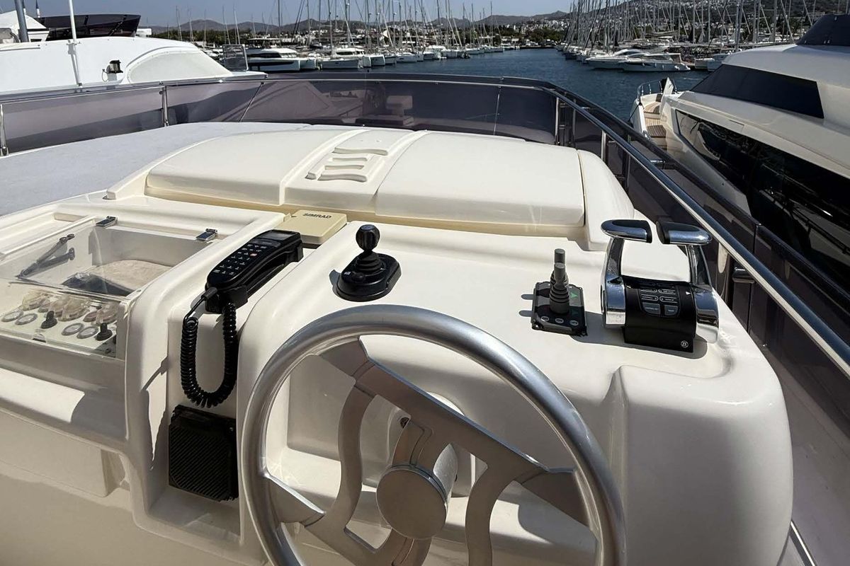 2013 Ferretti Yachts 71 