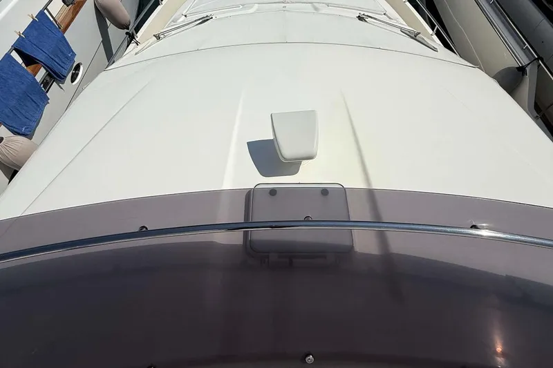  Yacht Photos Pics Ferretti Yachts 720, 2013 model, view of the yacht's deck and windshield.