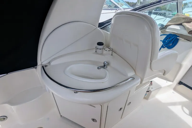 Yacht Photos Pics 2004 Sea Ray 340 Sundancer cockpit sink and seating area.