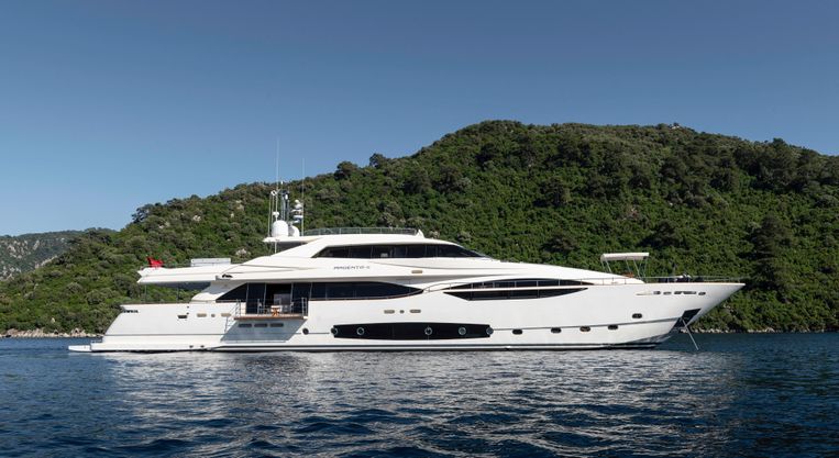 2013-124-ferretti-yachts-custom-line-124