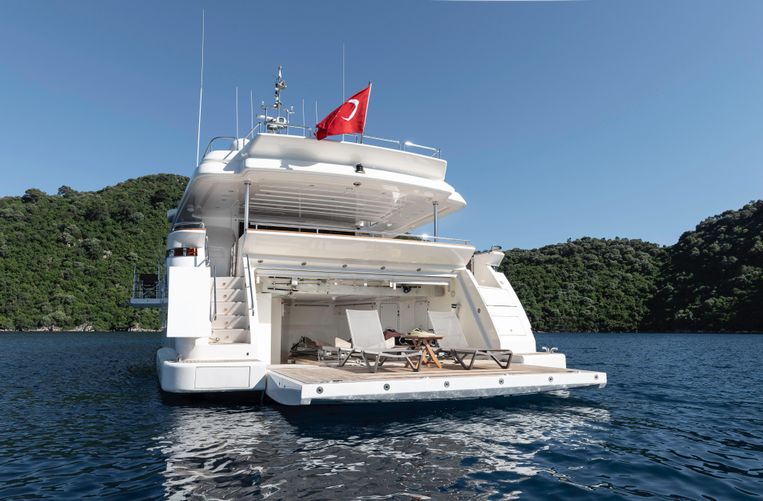 2013-124-ferretti-yachts-custom-line-124