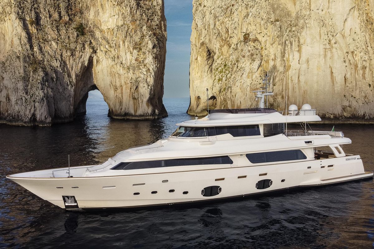 2013 Custom Line 106 