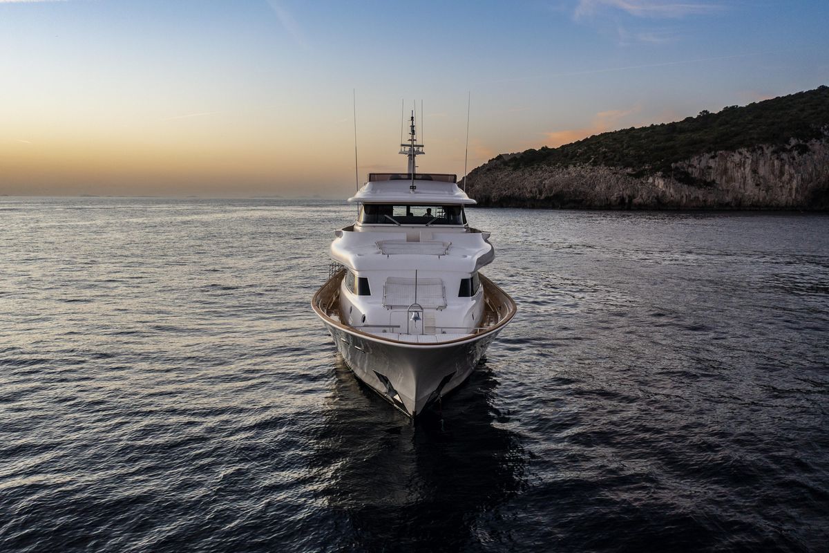 2013 Custom Line 106 