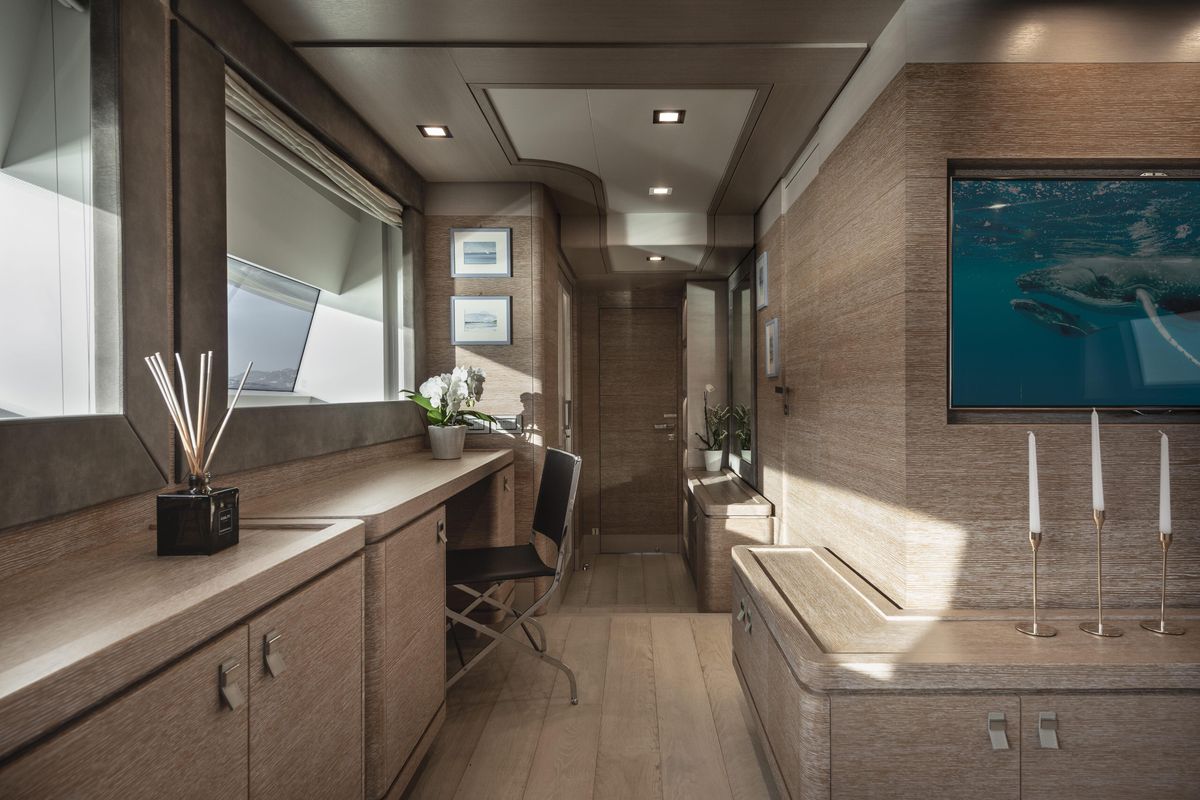 2013 Custom Line 106 