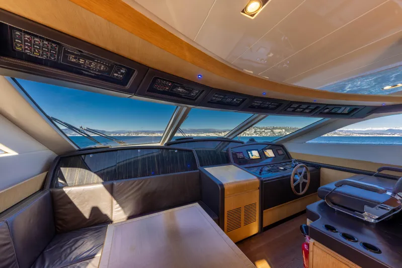 Mad Day Yacht Photos Pics MAD DAY - Wheelhouse & crew dinette