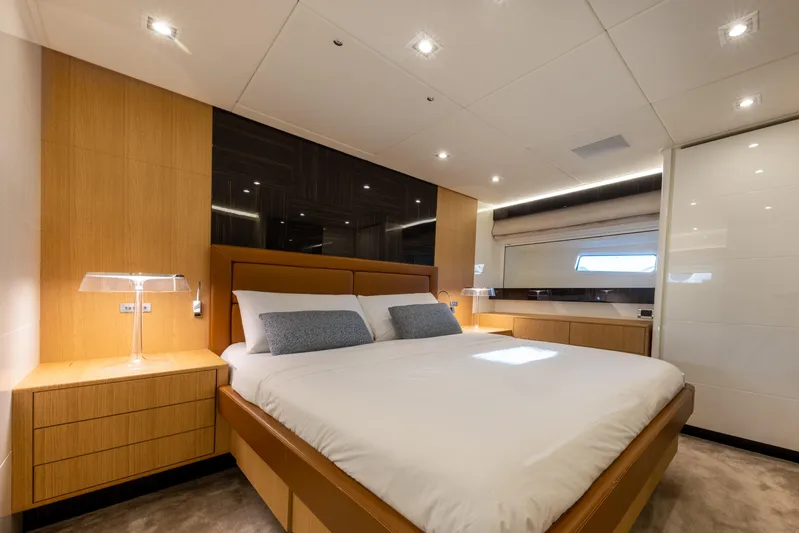 Mad Day Yacht Photos Pics MAD DAY - Full beam VIP cabin