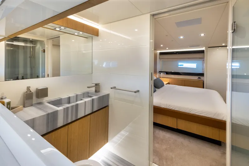 Mad Day Yacht Photos Pics MAD DAY - VIP cabin ensuite