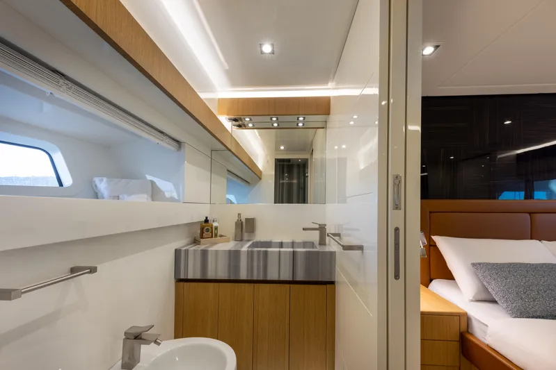 Mad Day Yacht Photos Pics MAD DAY - VIP cabin ensuite