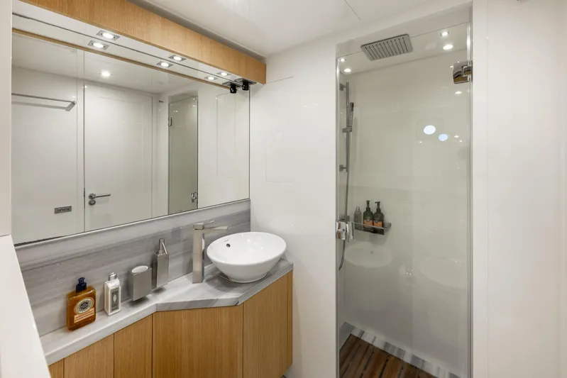 Mad Day Yacht Photos Pics MAD DAY - Twin cabin ensuite