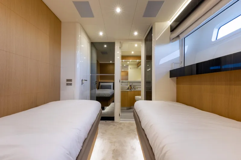 Mad Day Yacht Photos Pics MAD DAY - Twin cabin (2)