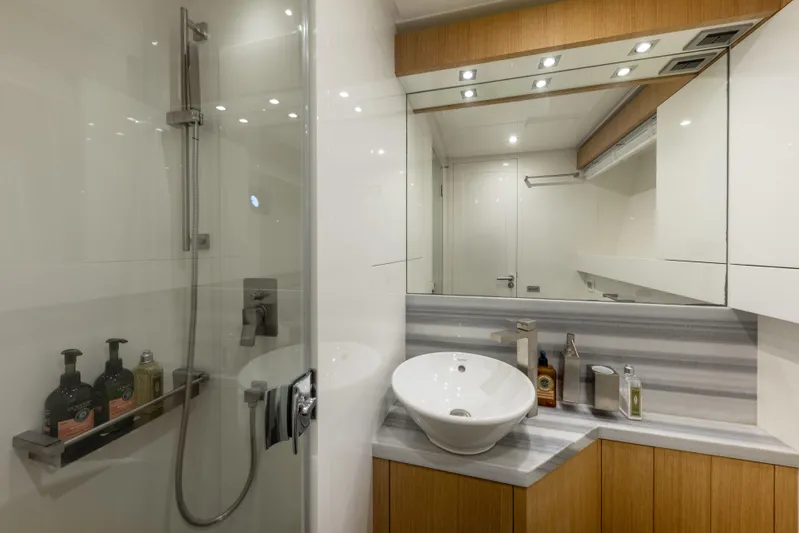 Mad Day Yacht Photos Pics MAD DAY - Twin cabin (2) ensuite