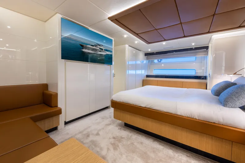 Mad Day Yacht Photos Pics MAD DAY - Master cabin