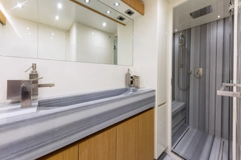 Mad Day Yacht Photos Pics MAD DAY - Master cabin ensuite