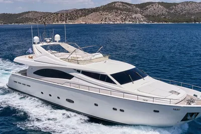 Ferretti Yachts 880