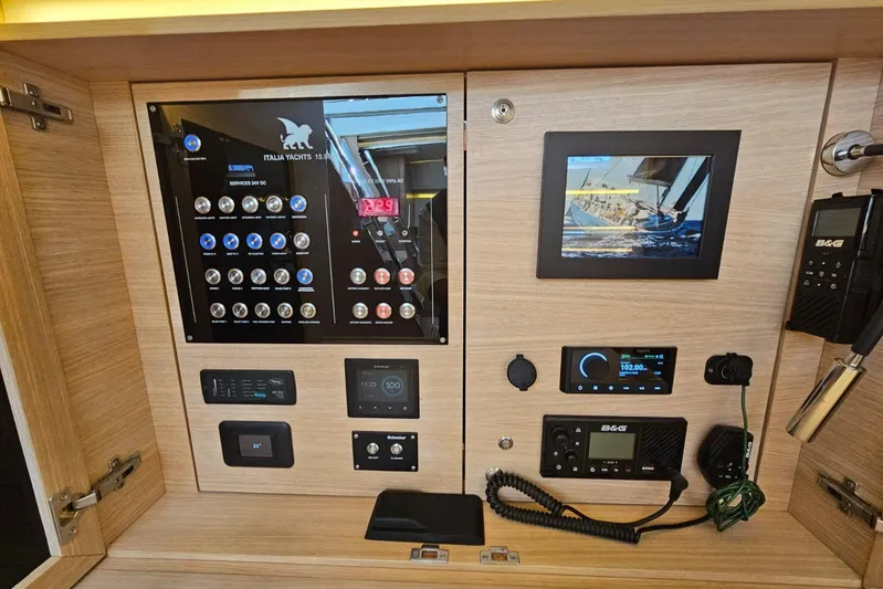  Yacht Photos Pics Italia Yachts IY 15.98 - D Yachts