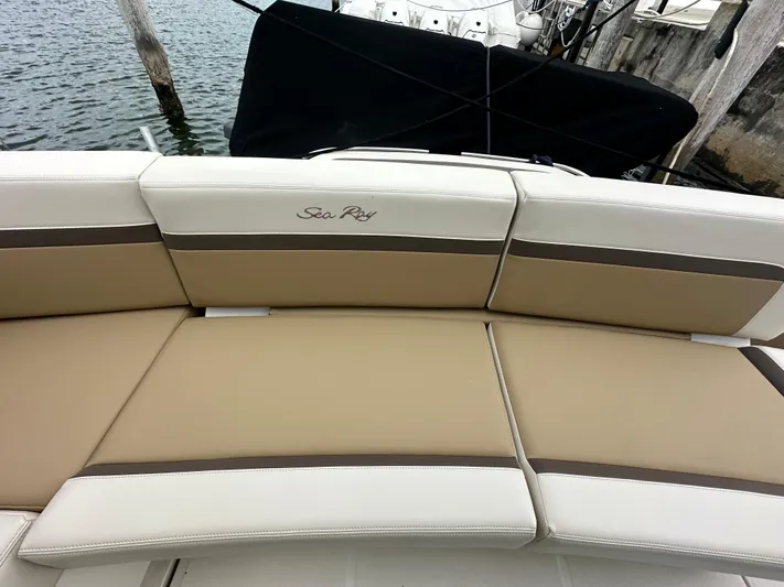  Yacht Photos Pics 2010 Sea Ray 470 Sundancer boat seating with beige and white upholstery.