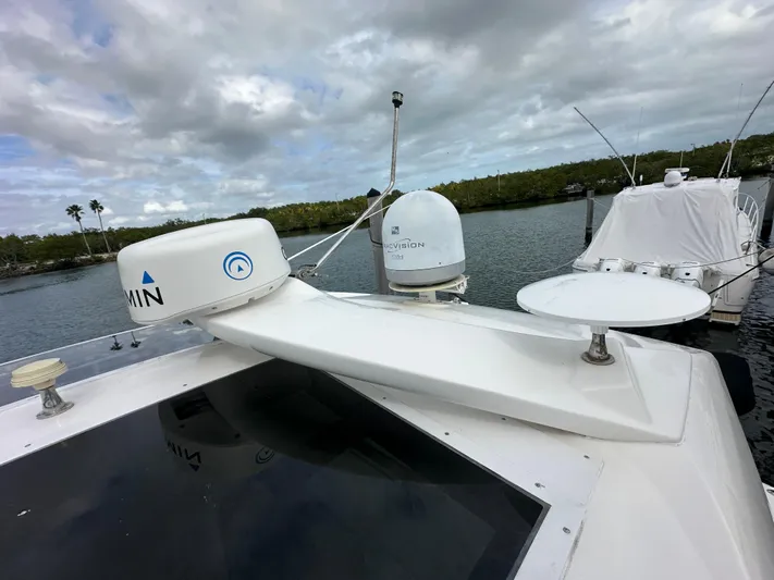  Yacht Photos Pics 2010 Sea Ray 470 Sundancer yacht with radar equipment, docked on a cloudy day.