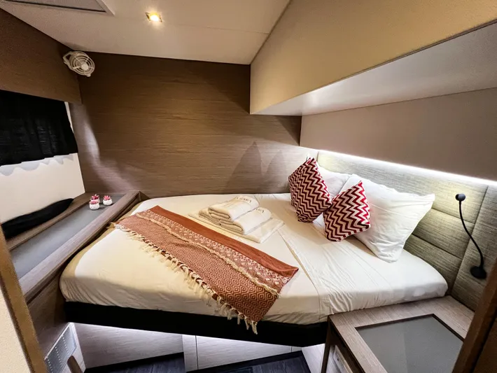Vienna Yacht Photos Pics Luxurious cabin interior of 2022 Fountaine Pajot Catamaran Aura 51 with cozy bedding.
