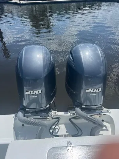  Yacht Photos Pics 2023 Contender 25 Tournament with twin Yamaha 200 outboard engines on water.