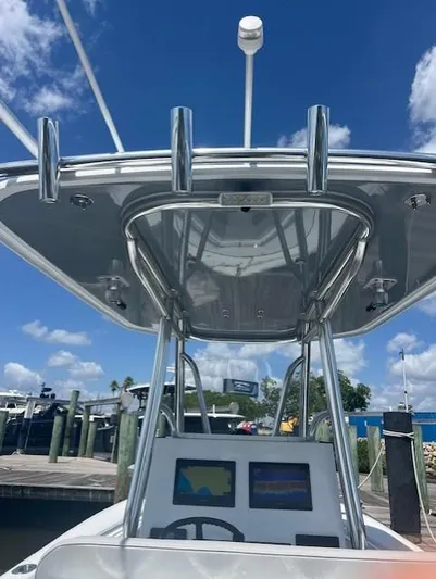  Yacht Photos Pics 2023 Contender 25 Tournament boat with advanced navigation system, docked under a clear blue sky.