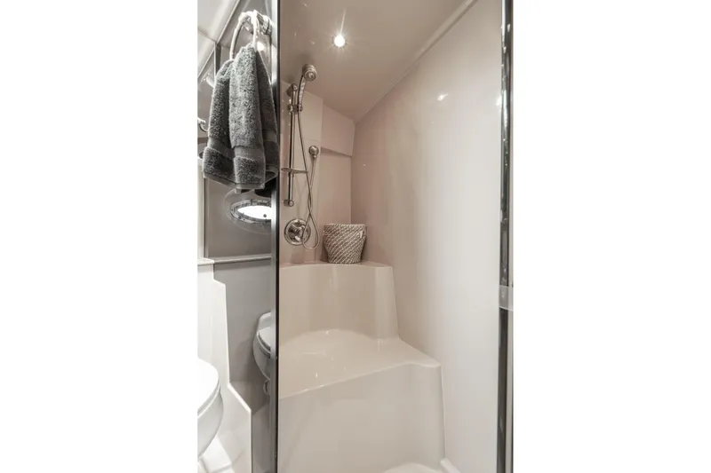 My Jojo Yacht Photos Pics 2005 Cruisers Yachts 370 Express bathroom with shower and towels.