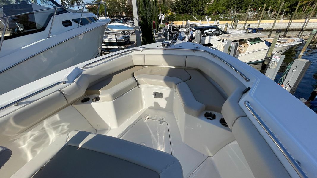 2021 Boston Whaler 250 Outrage