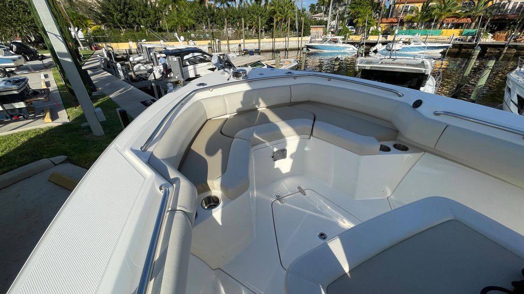 2021 Boston Whaler 250 Outrage