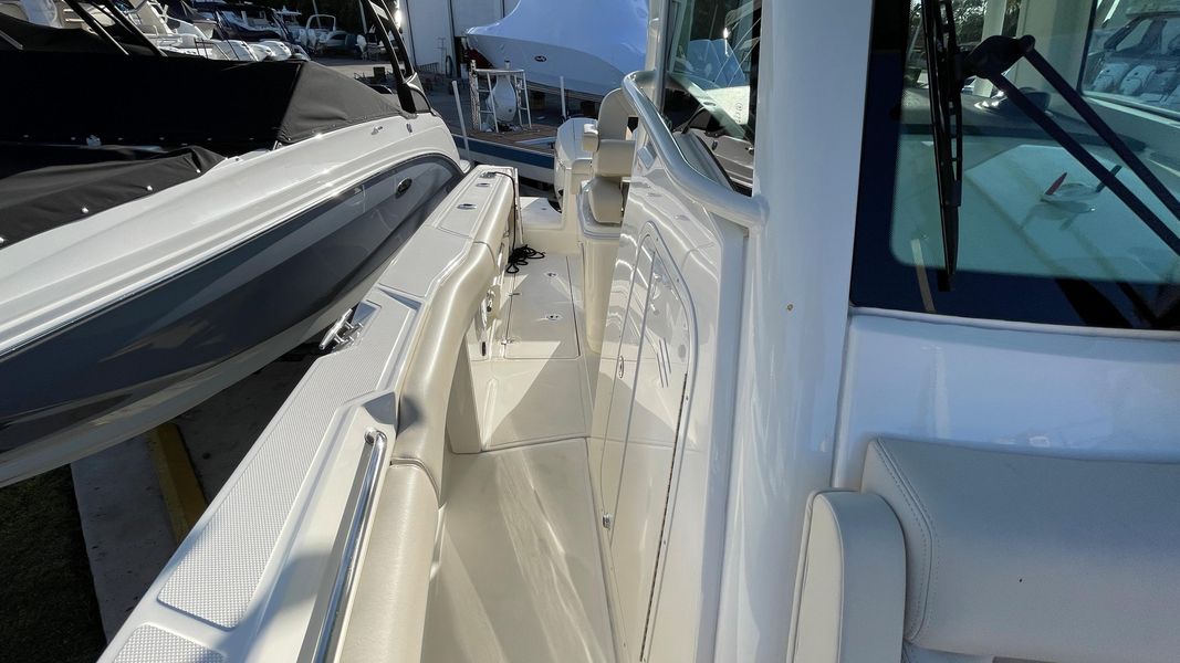 2021 Boston Whaler 250 Outrage