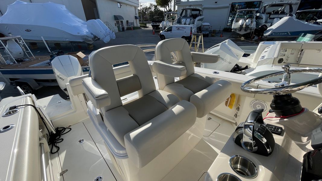 2021 Boston Whaler 250 Outrage