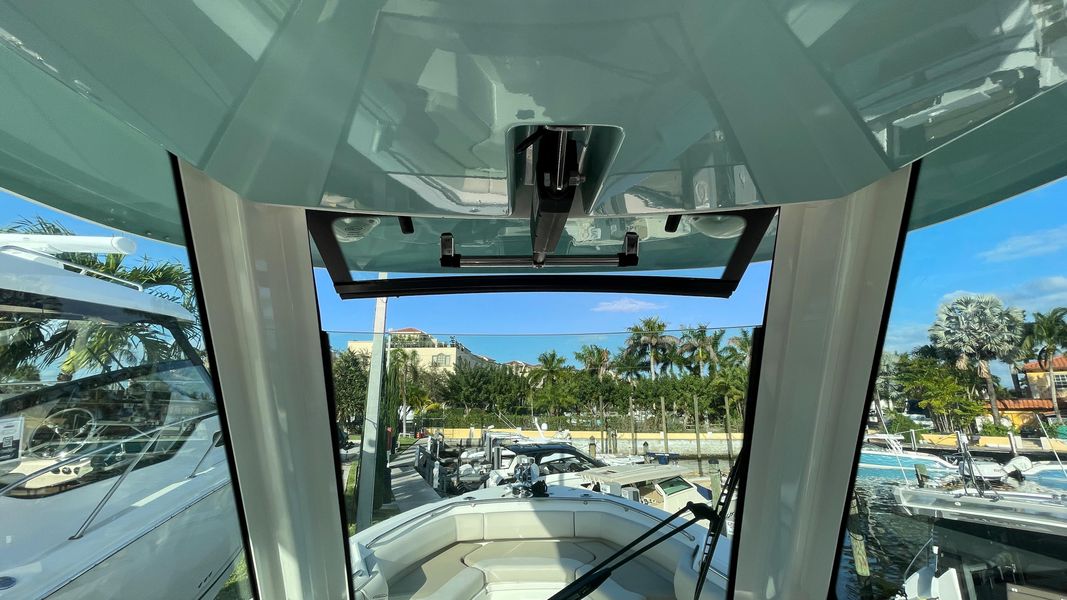 2021 Boston Whaler 250 Outrage