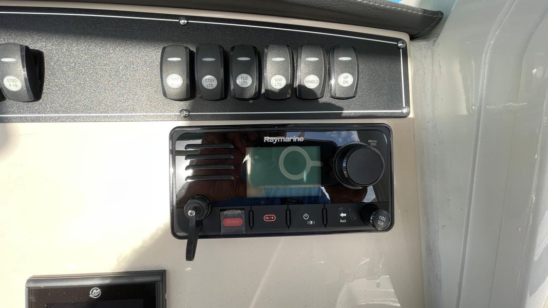 2021 Boston Whaler 250 Outrage