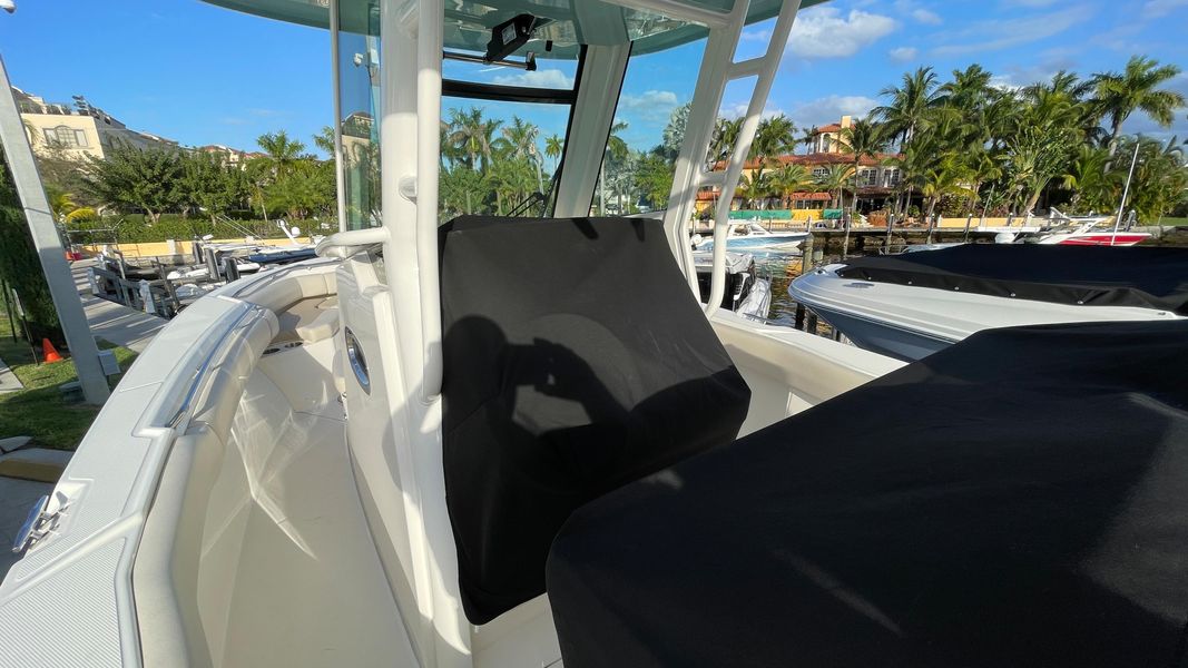 2021 Boston Whaler 250 Outrage
