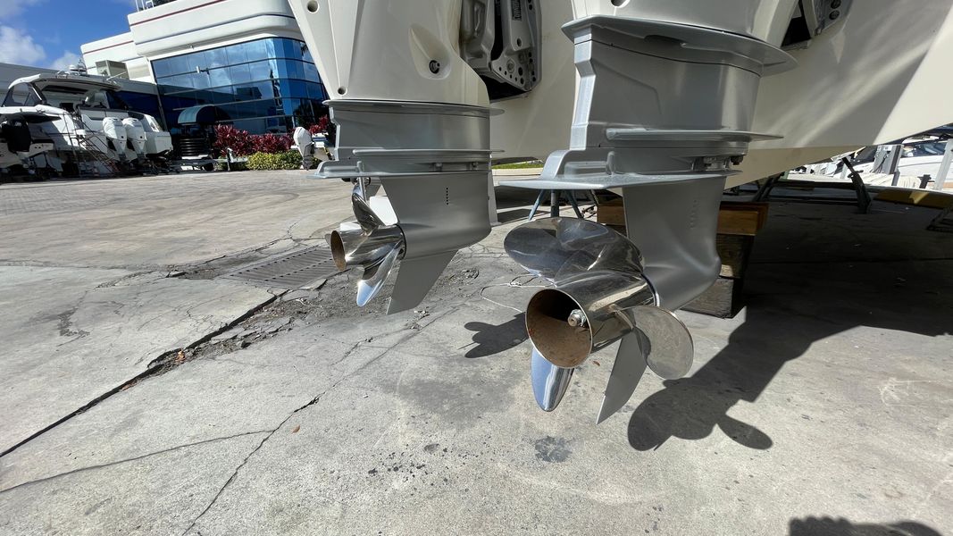 2021 Boston Whaler 250 Outrage