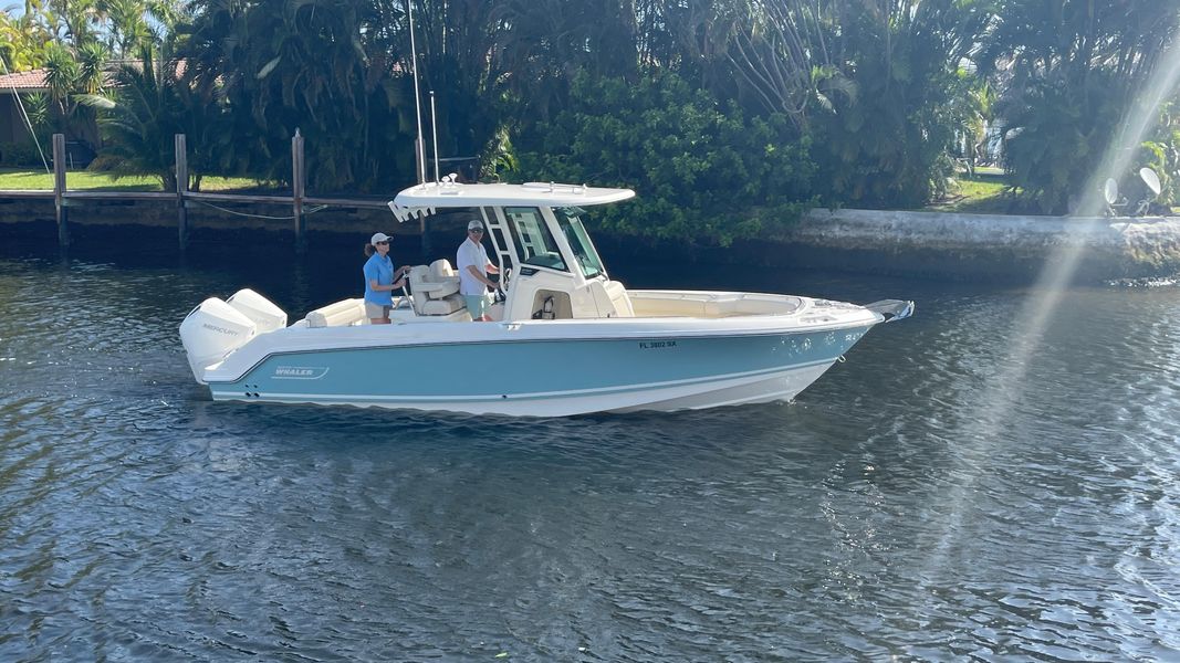 2021 Boston Whaler 250 Outrage