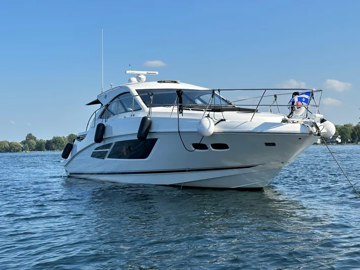 Flot D'amour Xx Yacht Photos Pics 2014 Sea Ray 510 Sundancer yacht on calm water under clear blue sky.