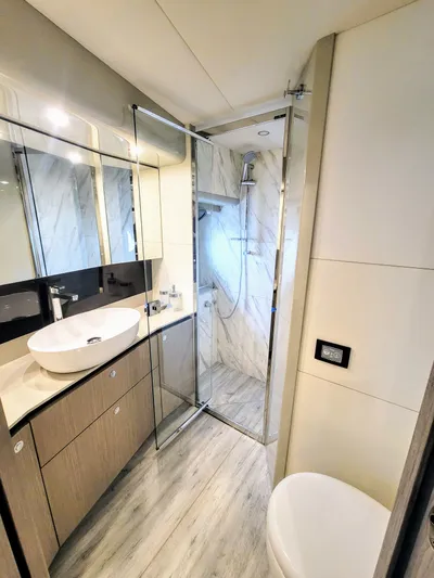 Gratitude Yacht Photos Pics Starboard Head/Shower